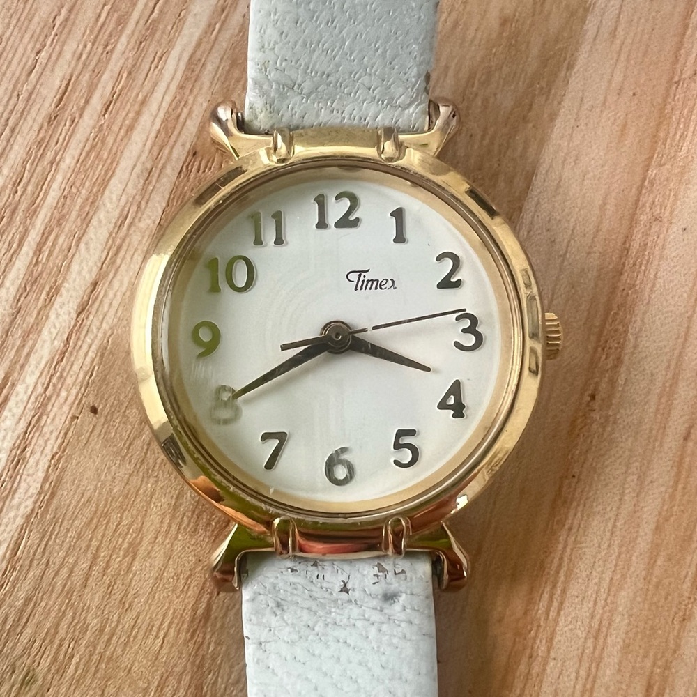 Vintage Timex ladies gold tone white leather dress watch NEW BATTERY